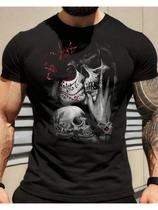 Camiseta Masculina Amor e Morte - Estampa de Caveira e La Catrina em Algodão Preto