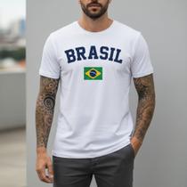 Camiseta Masculina Branca Bandeira Brasil Algodão Premium Estampa Peito Camisa Casual Patriota Manga Curta Estilo Nacional Confortável Regular Fit Camiseta Masculina Branca Bandeira Brasil Algodão Premium Estampa Peito Camisa Casual Patriota Manga Curta Estilo Nacional Confortável Regular Fit