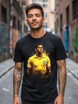 Camiseta Masculina Brasil Futebol Jogador Histórico Estampa Ícone Visual Marcante Toque Macio Qualidade Premium Estilo Esportivo Raiz Brasil