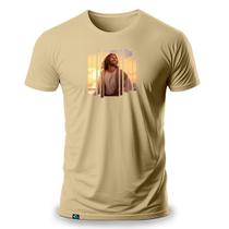 Camiseta Masculina com Estampa Jesus Sorrindo na Praia 100 Algodão Fio 30.1 Sol Meditação Despertar da Consciência Cristã Católico Santo Daime Verão