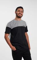 Camiseta Masculina Com Recorte Horizontal Camiseta Masculina Com Recorte Horizontal