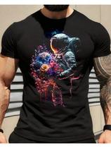 Camiseta Masculina em Algodão com Estampa de Astronauta e Flores Cósmicas