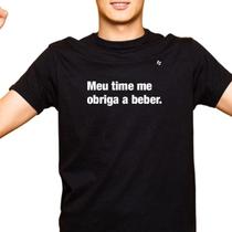 Camiseta masculina meu time me obriga a beber