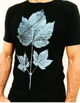 Camiseta Masculina na Cor Preta com Estampa de Planta no Peito - Fabricada com Algodão Egípicio Camiseta Masculina na Cor Preta com Estampa de Planta no Peito - Fabricada com Algodão Egípicio