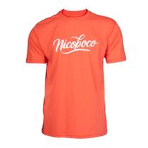 Camiseta Masculina Nicoboco Logo Cursivo Coral Camiseta Masculina Nicoboco Logo Cursivo Coral