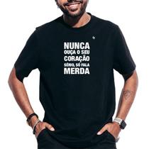 Camiseta masculina nunca ouça o seu coração, sério, só fala merda