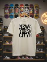 Camiseta Masculina NYC Brooklyn Estampada Urbana Algodão Premium Camisa Casual Basica Estilo Street Cor:Off WhiteTamanh Camiseta Masculina NYC Brooklyn Estampada Urbana Algodão Premium Camisa Casual Basica Estilo Street Cor:Off WhiteTamanh