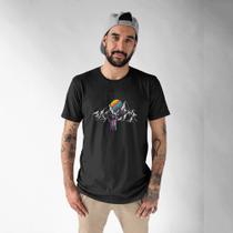 Camiseta Masculina Planeta Arco íris Estrelas na Noite Preta - Hipsters
