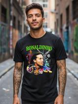 Camiseta Masculina Ronaldinho Futebol Estampa Ídolo Brasil Visual Marcante Design Criativo Cor:PretoTamanho:G Camiseta Masculina Ronaldinho Futebol Estampa Ídolo Brasil Visual Marcante Design Criativo Cor:PretoTamanho:G