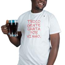 Camiseta masculina troco gente chata por vinho