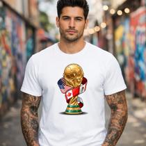 Camiseta Masculina Troféu Mundial Futebol Estampa Países Sede Malha Leve Conforto Respirável Colecionador Estádio Torcedor Fanático Copa Retrô Camiseta Masculina Troféu Mundial Futebol Estampa Países Sede Malha Leve Conforto Respirável Colecionador Estádio Torcedor Fanático Copa Retrô