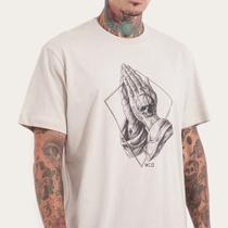 Camiseta MCD Aviamentação Mãos Rezendo SM26 Bege Poeira Camiseta MCD Aviamentação Mãos Rezendo SM26 Bege Poeira