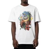 Camiseta MCD Espada Pipa Pasaro Bailon SM25 Masculina Branco Camiseta MCD Espada Pipa Pasaro Bailon SM25 Masculina Branco