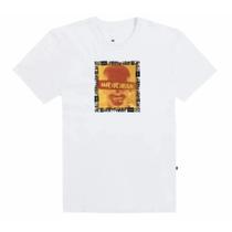 Camiseta MCD Regular Tag Foto Masculina Branco Camiseta MCD Regular Tag Foto Masculina Branco