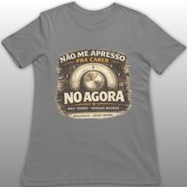 Camiseta Não Me Apresso Para Caber No Agora - Coleção Analógico Desde Sempre PossArt Cor:Cinza ChumboTamanho:EXG Camiseta Não Me Apresso Para Caber No Agora - Coleção Analógico Desde Sempre PossArt Cor:Cinza ChumboTamanho:EXG