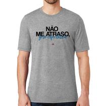 Camiseta Não me atraso, gero expectativa - Foca na Moda