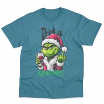 Camiseta Natal 2025 Grinch Drink Up Grinches Basica Estampada Unissex 100% Algodão