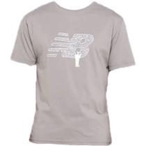 Camiseta New Balance Chalk Board Logo Cinza Claro Masculino Camiseta New Balance Chalk Board Logo Cinza Claro Masculino