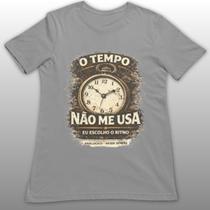 Camiseta O Tempo Não Me Usa - Coleção Analógico Desde Sempre PossArt Cor:Cinza ChumboTamanho:EXG Camiseta O Tempo Não Me Usa - Coleção Analógico Desde Sempre PossArt Cor:Cinza ChumboTamanho:EXG