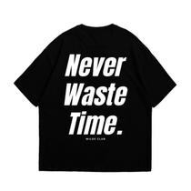 Camiseta Oversized Wilde Never Waste Time”