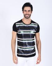 Camiseta paete com listras coloridas