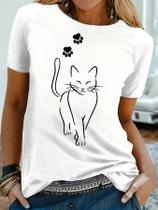 Camiseta Plus Size Feminina com Estampa de Pata de Gato - Manga Curta e Gola Redonda Camiseta Plus Size Feminina com Estampa de Pata de Gato - Manga Curta e Gola Redonda