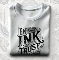 Camiseta Premium Branca In Ink We Trust - Tamanho Adulto Camiseta Premium Branca In Ink We Trust - Tamanho Adulto