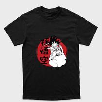 Camiseta preta algodão ou Drytec Dragon Ball Kid Goku utilizando nuvem voadora escrito Rei Macaco Tamanho:G5Tecido: