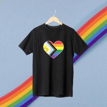 Camiseta Preta Coração Bandeira - ORGULHO - LGBT - Loja Áurea