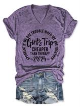 Camiseta QYZ-Top Girls Trip Cheaper Than Than Therapy 2024 com decote em V Camiseta QYZ-Top Girls Trip Cheaper Than Than Therapy 2024 com decote em V