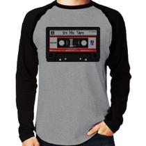 Camiseta Raglan 80's Mix Tape Manga Longa - Foca na Moda Camiseta Raglan 80's Mix Tape Manga Longa - Foca na Moda
