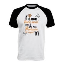 Camiseta Raglan A melhor rede social ainda é uma mesa rodeada de amigos Camiseta Raglan A melhor rede social ainda é uma mesa rodeada de amigos