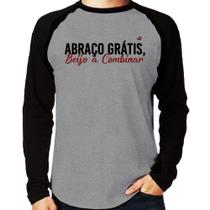 Camiseta Raglan Abraço grátis, beijo a combinar Manga Longa - Foca na Moda