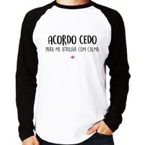 Camiseta Raglan Acordo cedo para me atrasar com calma Manga Longa - Foca na Moda Camiseta Raglan Acordo cedo para me atrasar com calma Manga Longa - Foca na Moda
