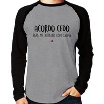 Camiseta Raglan Acordo cedo para me atrasar com calma Manga Longa - Foca na Moda