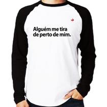 Camiseta Raglan Alguém me tira de perto de mim. Manga Longa - Foca na Moda Camiseta Raglan Alguém me tira de perto de mim. Manga Longa - Foca na Moda