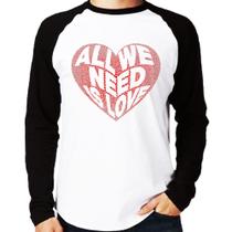 Camiseta Raglan All We Need Is Love Manga Longa - Foca na Moda