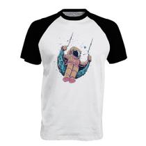 Camiseta Raglan Astronaula no balanço lunar