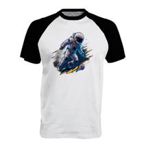 Camiseta Raglan Astronauta jogando futebol