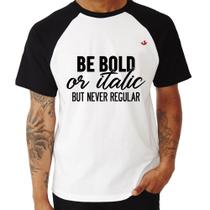 Camiseta Raglan Be bold or italic, but never regular - Foca na Moda