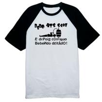 Camiseta Raglan Bebo até cair e depois continuo bebendo deitado Camiseta Raglan Bebo até cair e depois continuo bebendo deitado