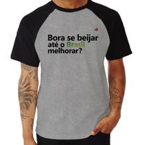 Camiseta Raglan Bora se beijar até o Brasil melhorar - Foca na Moda