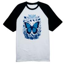 Camiseta Raglan Borboleta azul com flores e folhas