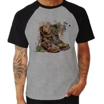 Camiseta Raglan Botas e Chapéu Retrô - Foca na Moda