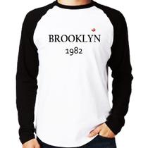 Camiseta Raglan Brooklyn 1982 Manga Longa - Foca na Moda Camiseta Raglan Brooklyn 1982 Manga Longa - Foca na Moda