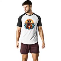 Camiseta Raglan Capivare de boas na praia tomando uma