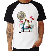 Camiseta Raglan Casal Namorados Beijando - Foca na Moda