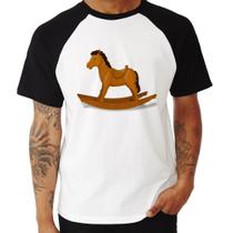 Camiseta Raglan Cavalinho De Pau - Foca na Moda Camiseta Raglan Cavalinho De Pau - Foca na Moda