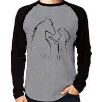 Camiseta Raglan Cavalo e Garota Silhueta Manga Longa - Foca na Moda