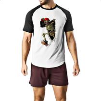 Camiseta Raglan Caveira jovem rasgando camiseta
